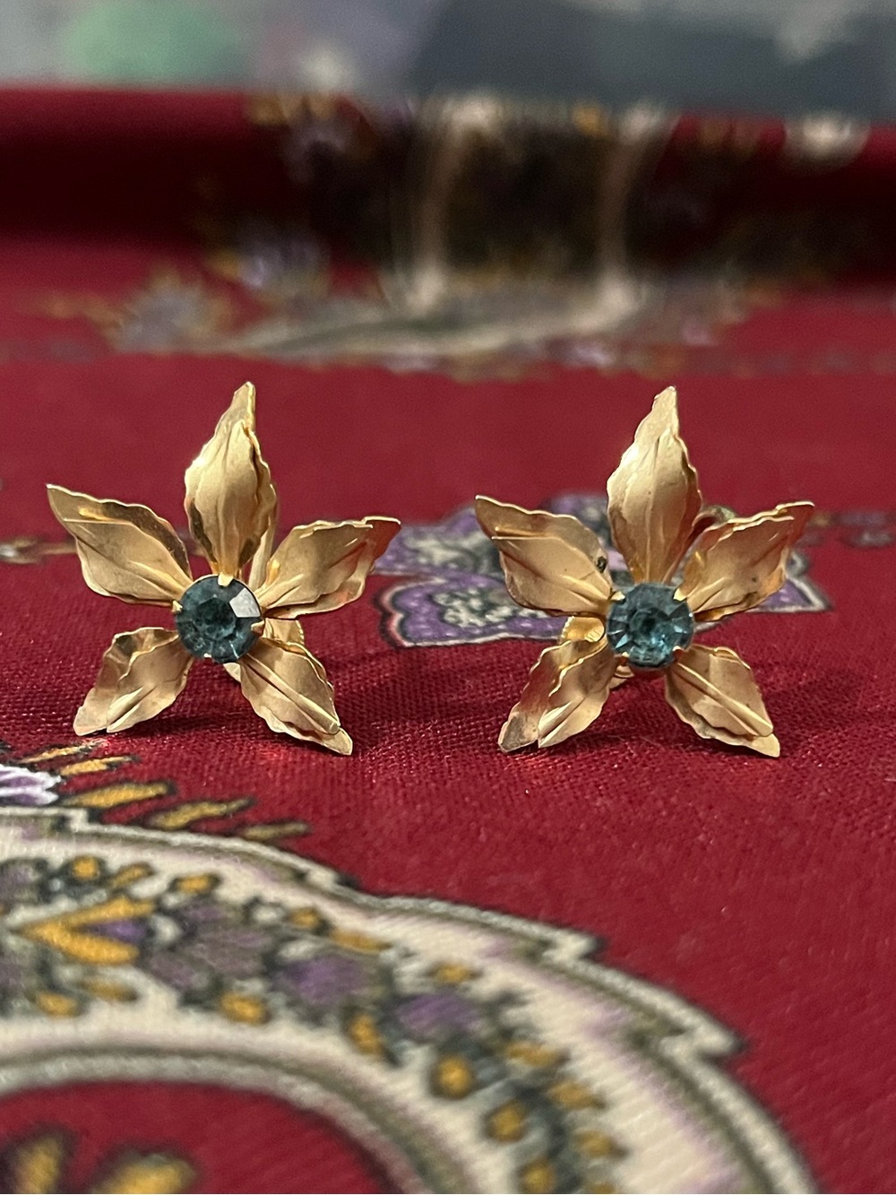 B.N. (Bugbee & Niles) Vintage Floral Blue Round Stone Screw-Back Earrings